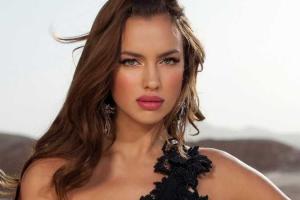 Новая фотосессия соблазнительной Ирины Шейк, из одежды - один питон