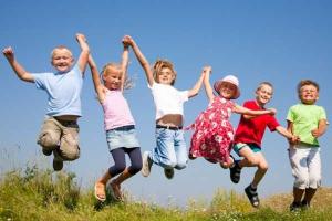 Детский лагерь "Заря", расположенный в Кременских лесах радушно встретил вторую смену детей