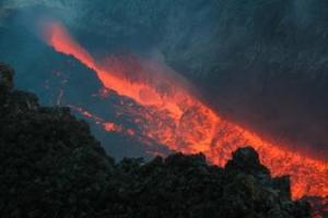 Вулкан Раунг вновь "активничает": аэропорт Бали снова закрыли