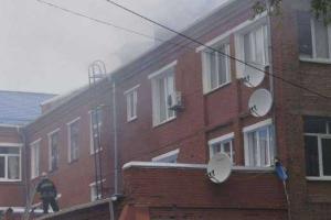 Спасатели тушили пожар на крыше винницкой больницы 