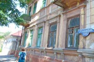 В Мариуполе ветхий балкон "чуть не убил" прохожих