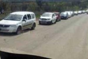 Обстановка на пунктах пропуска: жара одуряющая, воды и туалета нет, вдоль дороги мусорник... и система зависла