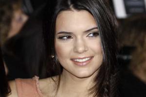 Кендалл Дженнер в сексуальном кружевном белье в рекламной кампании Calvin Klein