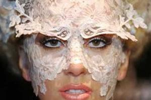 Леди Гага в этот раз шокировала не только публику, но и своего возлюбленного