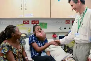 Победа медиков: девушке на лице удалили опухоль размером с футбольный мяч 