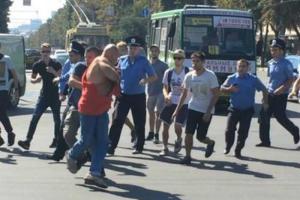 Красная футболка с надписью "СССР" прямо на мужчине превратилась в лахмотья благодаря харьковским активистам