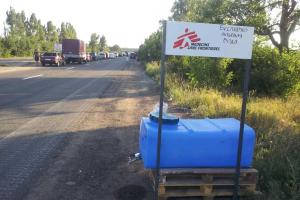 На Донетчине для ожидающих очереди на блокпосту открыли пункт раздачи питьевой воды 