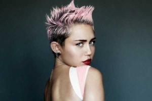 Скандальная Майли Сайрус повергла в шок своим полностью обнаженным сэлфи