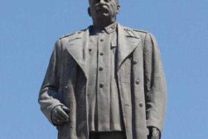 Мечта сбылась: житель Грузии установил 6-метровый памятник Сталину во дворе собственного дома