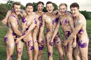 Британские парни-студенты устроили обнаженную фотосессию для благотворительного календаря