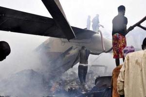 На жилой дом в Нигерии рухнул военный самолет, есть жертвы