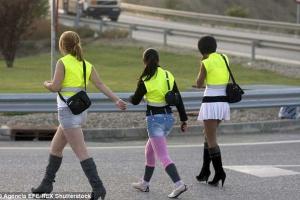 Жрицы любви в Италии будут стоять на трассе в светоотражающих жилетах