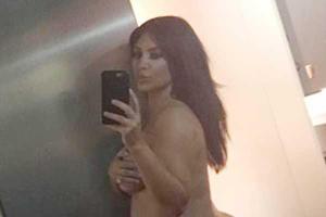 Беременная Ким Кардашьян подарила поклонникам пикантное фото