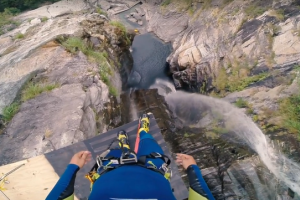 Экстремал, занимающийся клифф-дайвингом, прыгнул в воду с высоты 19-этажного дома