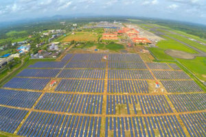 В аэропорту на юге Индии появилось гигантское действующее поле солнечных батарей