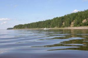 На реке Обь обнаружили лодку с телами шести туристов, среди них - трое малолетних детей