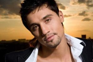 Дима Билан облачился в мундир и накрутил локоны