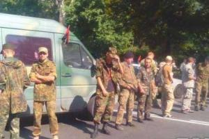 Активисты приготовили под стенами ВРУ мусоровоз-"люстратор"