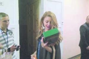 Поклонники в Виннице преподнесли Тине Кароль оригинальный подарок