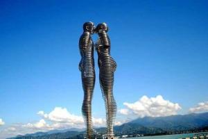 В Батуми случайно разбили "вечную любовь и понимание между народами"