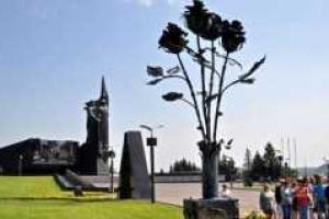 В центре Донецка торжественно открыт памятник погибшим в АТО мирным жителям