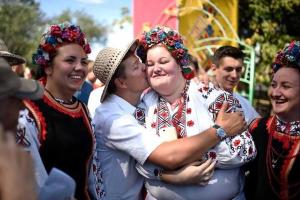Ляшко на Сорочинской ярмарке перецеловал всех красивых девушек