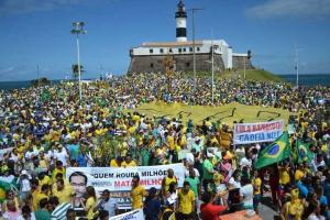 Жители Бразилии по всей стране вышли на улицы с требованием отставки президента