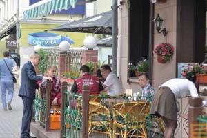 Не лезь поперед батька в пекло: соперник Лукашенко сильно отравился соком