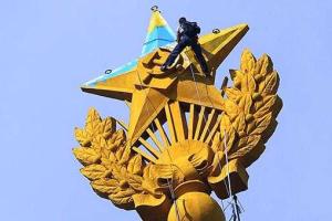 Опубликовано видео раскрашивания сталинской высотки в РФ руфером Мустангом 