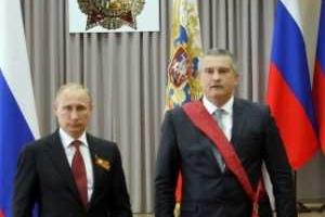 Аксенов пожаловался Путину, что россияне не хотят работать в Крыму, и попросил брать в "обслугу" украинцев