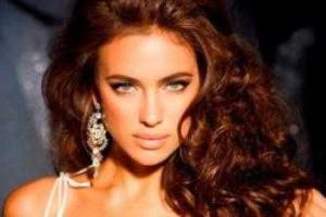 Супермодель Ирина Шейк в новом каталоге бренда Bebe предстанет в образе богемной дивы