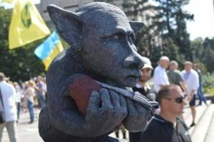 Памятник "замученному украинцами"снегирю появился в Запорожье 
