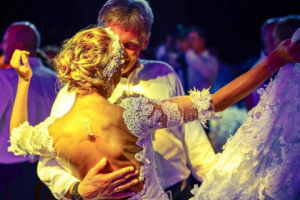 Скандалы вокруг своей персоны Песков раздувает сам, чтобы скорее "соскочить" с "тонущего корабля" - политолог