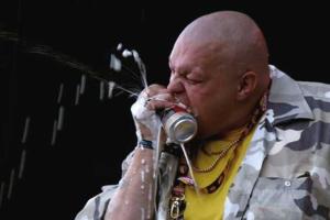 Изгнанный из казаков шоумен Барецкий не унывает и обещает новые действа по "поеданию" пивных банок