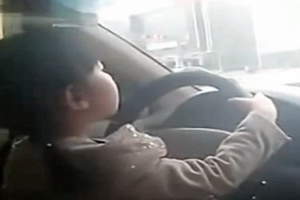 Пользователей Сети шокировали кадры с маленькой девочкой-водителем на оживленной дороге