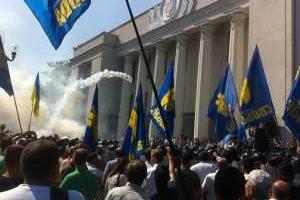 В Киеве произошла еще одна потасовка между правоохранителями и митингующими