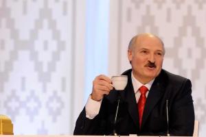 Лукашенко: Ну, зачем вам доллар? Будем отдыхать в Беловежской пуще и носить "родные" вещи