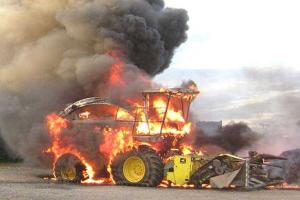 Урожай "потом и кровью": на поле в "ДНР" на мине подорвался комбайн 