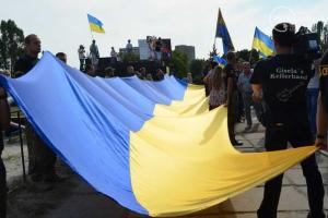 В Мариуполе торжественно и весело празднуют День Государственного флага 