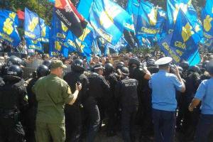 Под стенами ВРУ - бунт: активисты поют гимн, швыряют камни и распыляют газ и дым