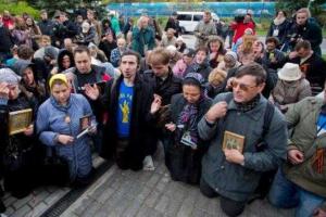 В Москве православные радикалы снова митинговали на выставке в "Манеже"