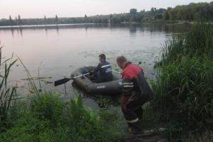 На Киевщине спасатели выловили из водоема тело очередного утопленника