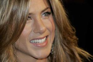 Поклонники смогли увидеть шикарное свадебное платье Дженнифер Энистон