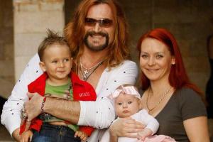 Третий ребенок эпатажной пары Анисина - Джигурда появится в прямом эфире под пение хора