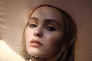 Дочь Ванессы Паради до сих пор не решила, с кем связать свою жизнь - с женщиной или с мужчиной 