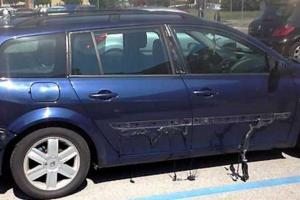 Турист в Италии заснял на видео как под палящим солнцем таял автомобиль