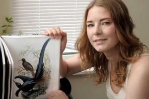 На теле девушки "поселились" райские птицы: шикарное тату в честь легендарного натуралиста