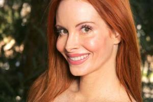 Модель Фиби Прайс шокировала своим поведением на автозаправочной станции