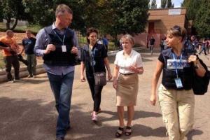 Наблюдатели ОБСЕ посетили пострадавшую от обстрелов школу в Горловке