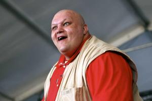 Шоу продолжается: Стас Борецкий, "наевшись" импортного пива, добрался до иностранных трусов